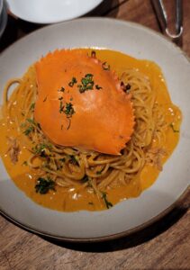 カニの旨味とリコッタチーズのまろやかさ、トマトの爽やかさが絶妙に融合したPizza 4P’sのスパゲッティ。海鮮好き必食の贅沢パスタ。
